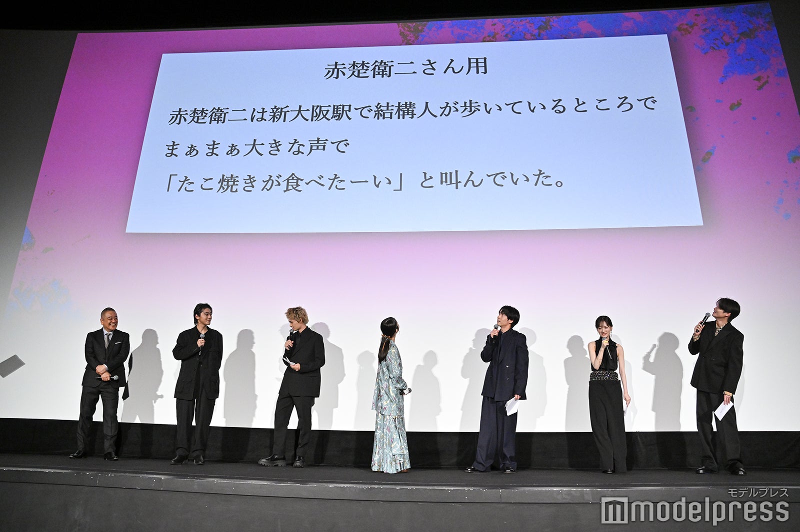 （左から）佐藤祐市監督、倉悠貴、佐野勇斗、浜辺美波、赤楚衛二、山下美月、西垣匠（C）モデルプレス