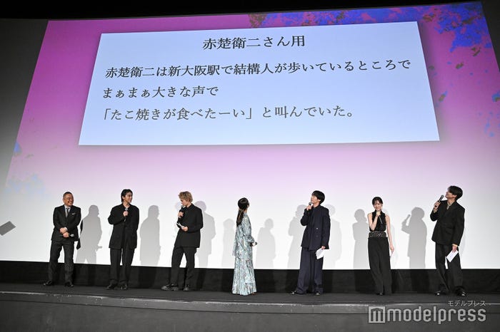 (左から)佐藤祐市監督、倉悠貴、佐野勇斗、浜辺美波、赤楚衛二、山下美月、西垣匠(C)モデルプレス