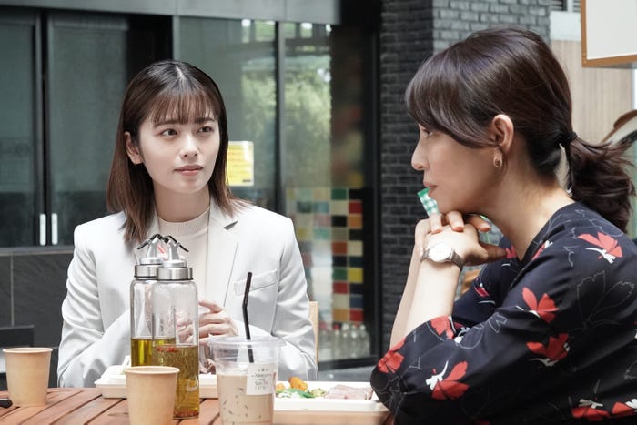 小芝風花、石田ゆり子「転職の魔王様」第10話より(C)カンテレ