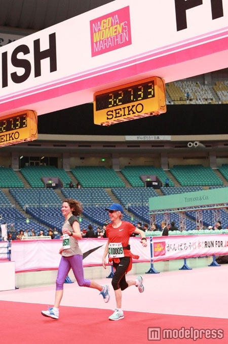 1984年ロサンゼルスのマラソンで女性初の金メダルを獲得したジョーン・ベノイト・サミュエルソン氏もフルマラソン完走