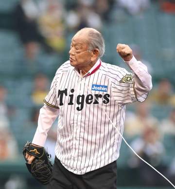 お元気そう！206勝レジェンド左腕が6年ぶり投稿で健在ぶり示す「野球見てるよ」白髪姿と特徴的な大きな耳が！25年に車いす姿で始球式→5月にX再開