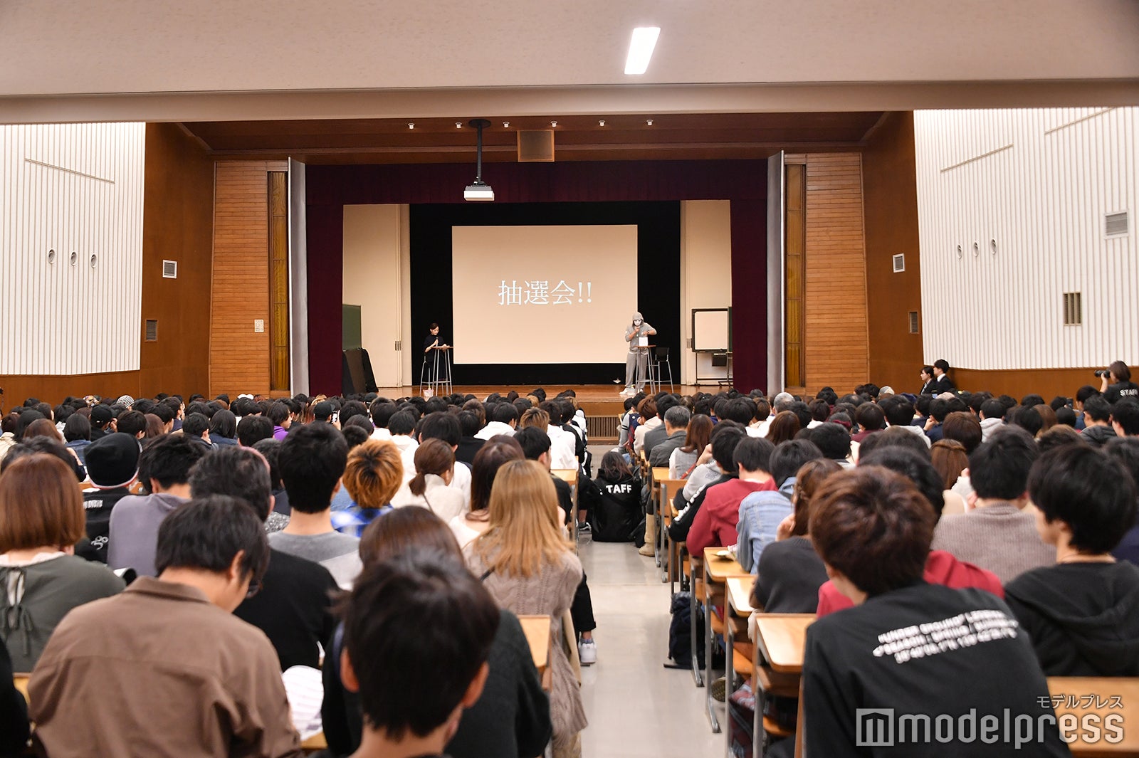 観客でいっぱいの講堂 （C）モデルプレス