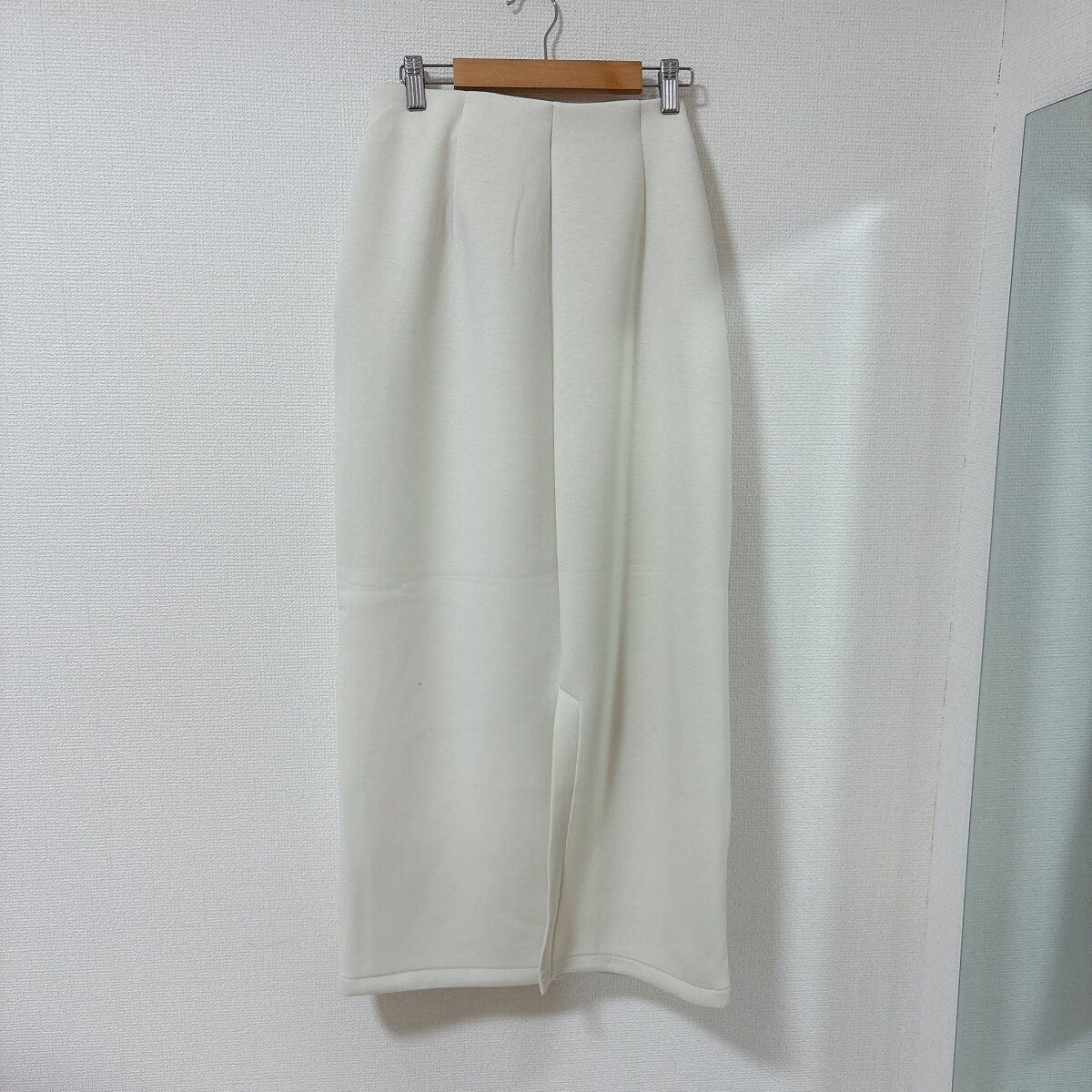 GUパフスウェットナロースカートのバックスリット部分