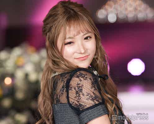 “ギャルママモデル”聖菜、胸元チラリ&ミニ丈ワンピで美脚披露<札幌コレクション2021>