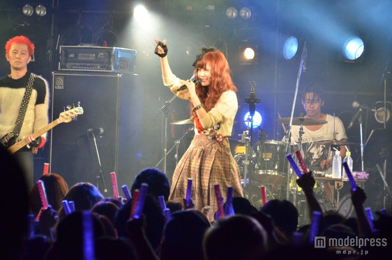 ペンライトで埋め尽くされ盛り上がりを見せる会場風景