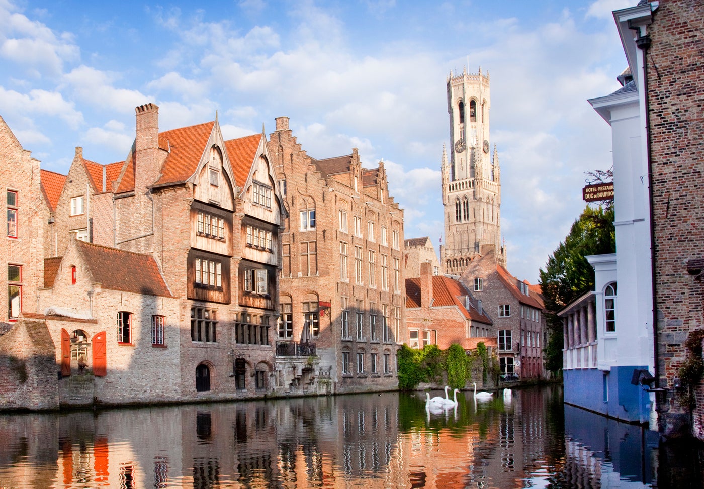運河から望む鐘楼。定刻になると美しいカリヨンの音が街中に響き渡ります(c)Toerisme Brugge, Jan D’Hondt