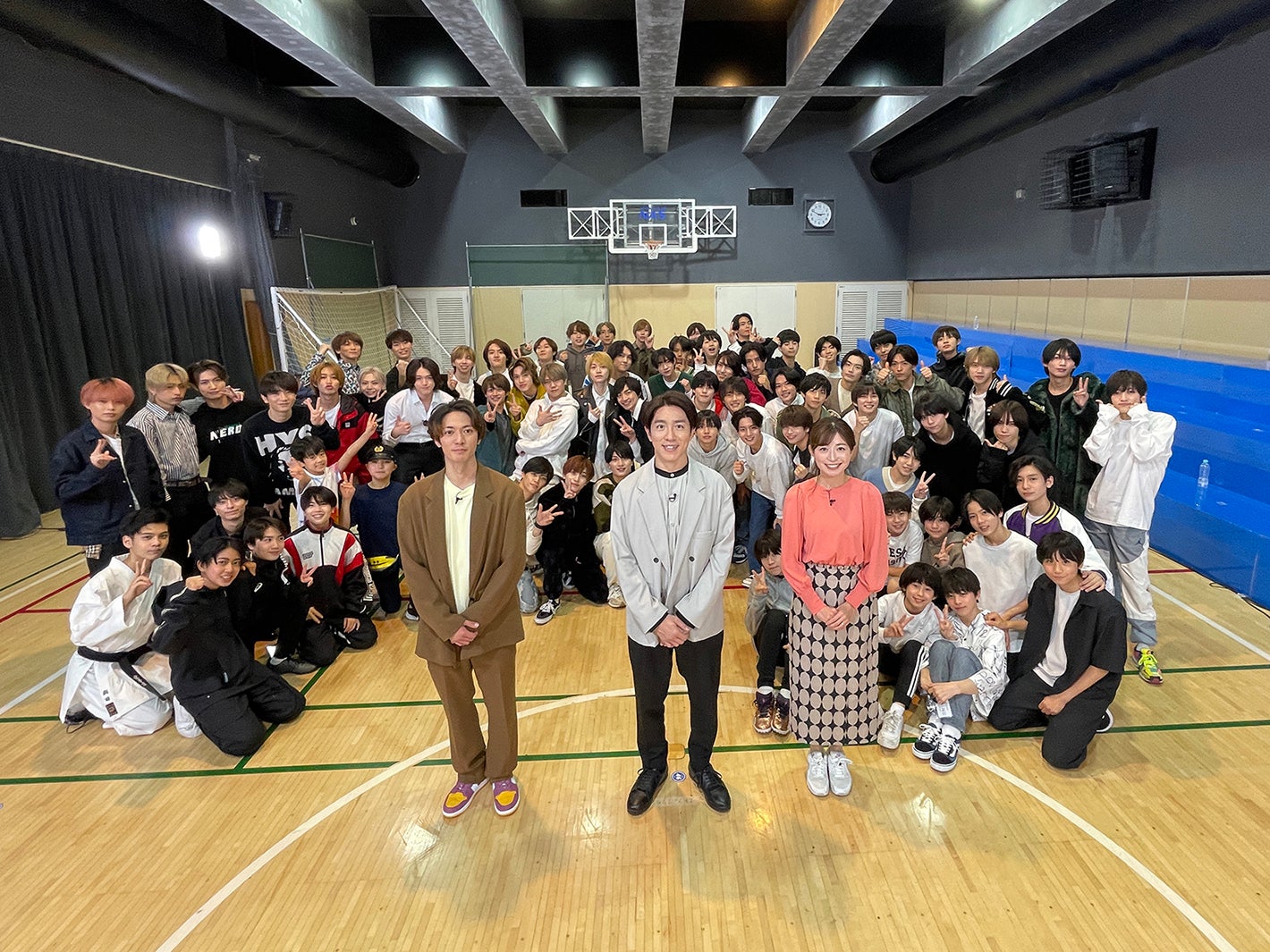 （前列左から）辰巳雄大、村上信五、平山雅（後ろ）ジャニーズJr.（C）中京テレビ