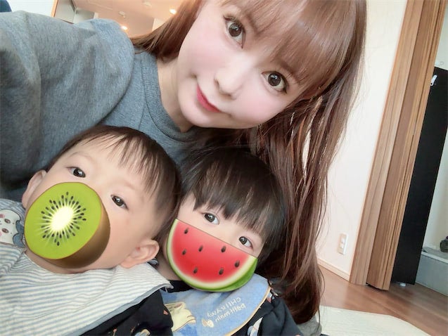 中川翔子、1歳双子の保育園お誕生日会へ 兄は王冠かぶってバンザイ、弟は先生の歌にかぶりつき「個性はっきり」