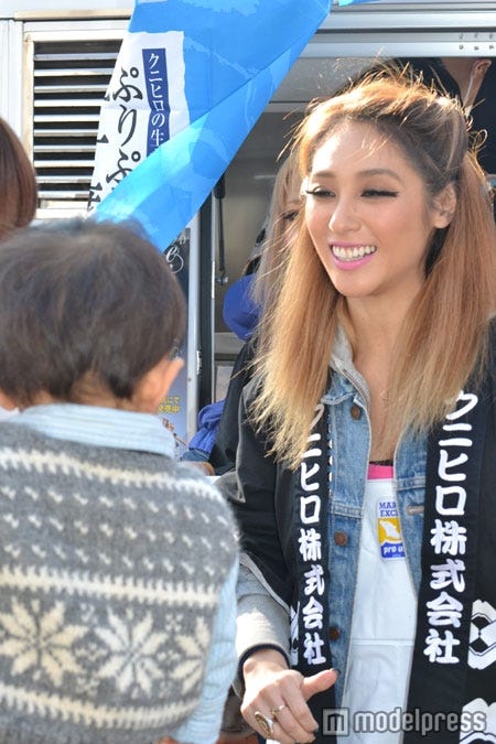 牡蠣チャウダーを手渡すLie