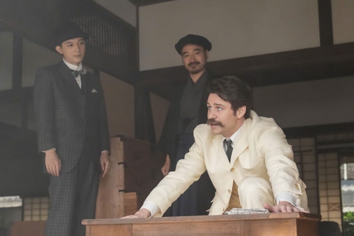 吉沢亮、岩崎う大、トミー・バストウ「ばけばけ」第30話(C)NHK