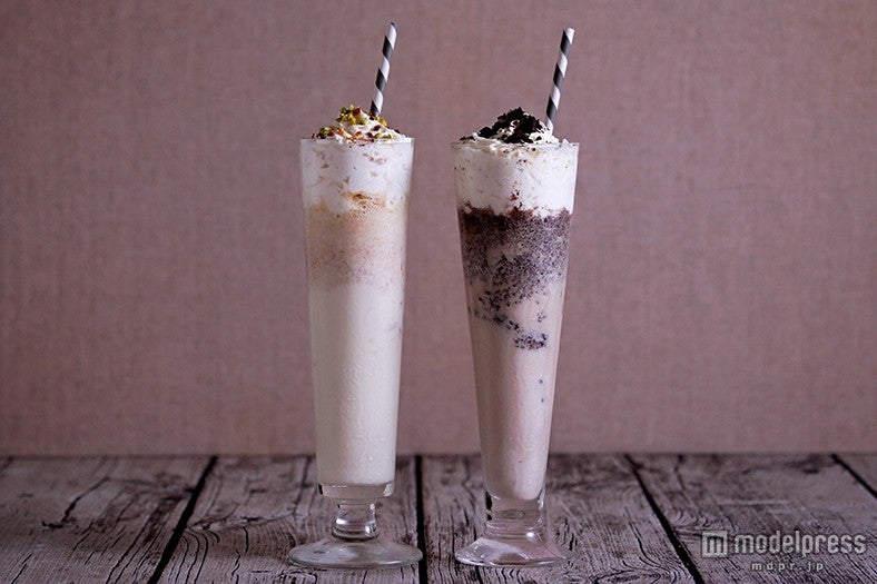 （左から）ピーナッツバターミルクセーキ／チョコチップミルクセーキ880円（予価）（C）2015 Peanuts Worldwide LLC／画像提供：ソニー・クリエイティブプロダクツ