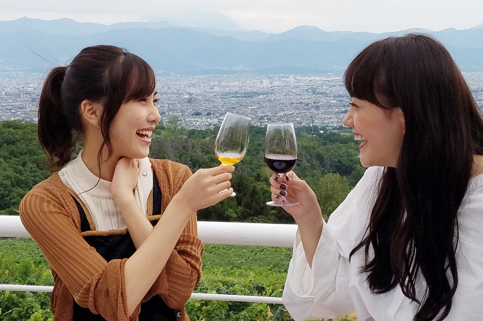 佐野ひなこ＆松井愛莉の2人旅が可愛すぎ！絶景満喫＆森のコテージでお泊り旅