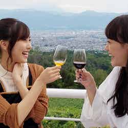 佐野ひなこ&松井愛莉の2人旅が可愛すぎ!絶景満喫&森のコテージでお泊り旅(C)TBS