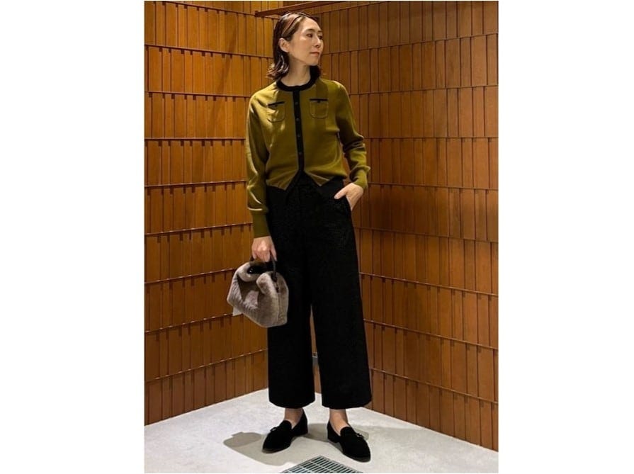 ふわふわとした手触りがかわいいミニサイズのファーバッグは「ハズし」アイテムに　出典：WEAR