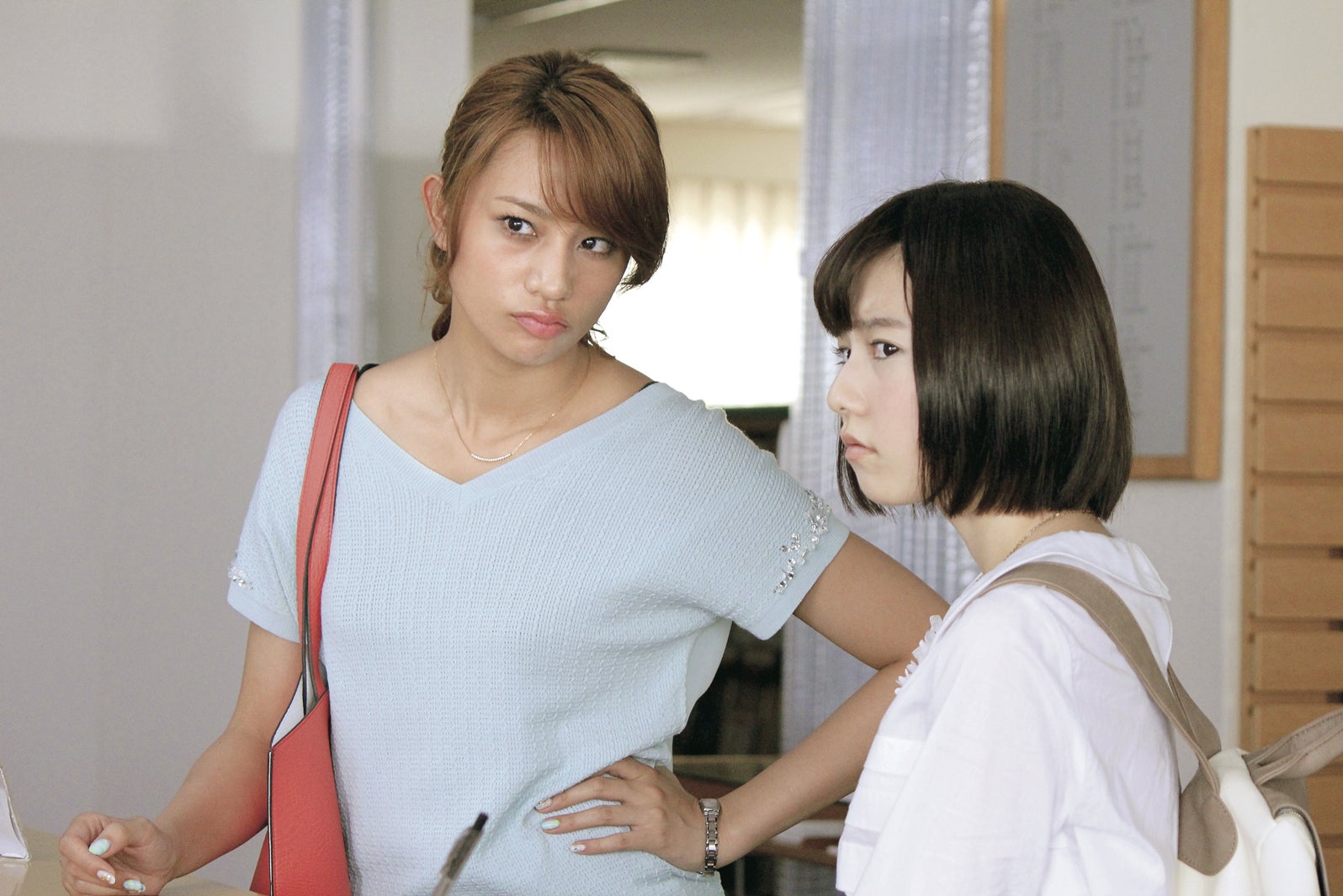 高橋メアリージュン＆島崎遥香（C）2016「ホーンテッド・キャンパス」製作委員会