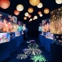 7種の金魚が泳ぐ水槽と提灯の明かりが幻想的な「金魚花火」ゾーン／画像提供：横浜八景島