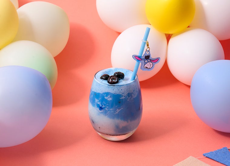 ＜イーヨー＞ブルーベリーヨーグルトスムージー税込1,090円（C）Disney．Based on the "Winnie the Pooh" works by A．A．Milne and E.H. Shepard．