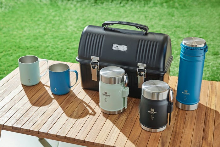 『スターバックス リザーブ® ステンレスマグ ミントグリーン/ターコイズ355ml』 各¥2,970、『STANLEY クラシックランチボックス ブラック』 ¥9,900 、『STANLEY クラシック真空フードジャー ミントグリーン/ブラック』 各¥5,500、『STANLEY クラシック真空トラベルプレスボトル ターコイズ473ml』 ¥6,600/画像提供:スターバックス コーヒー ジャパン