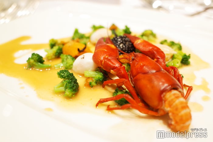 雲丹とエクルヴィスの少し温かいサラダ ブロッコリーとトリュフ、ウズラの卵と共に(C)ビューティーガール