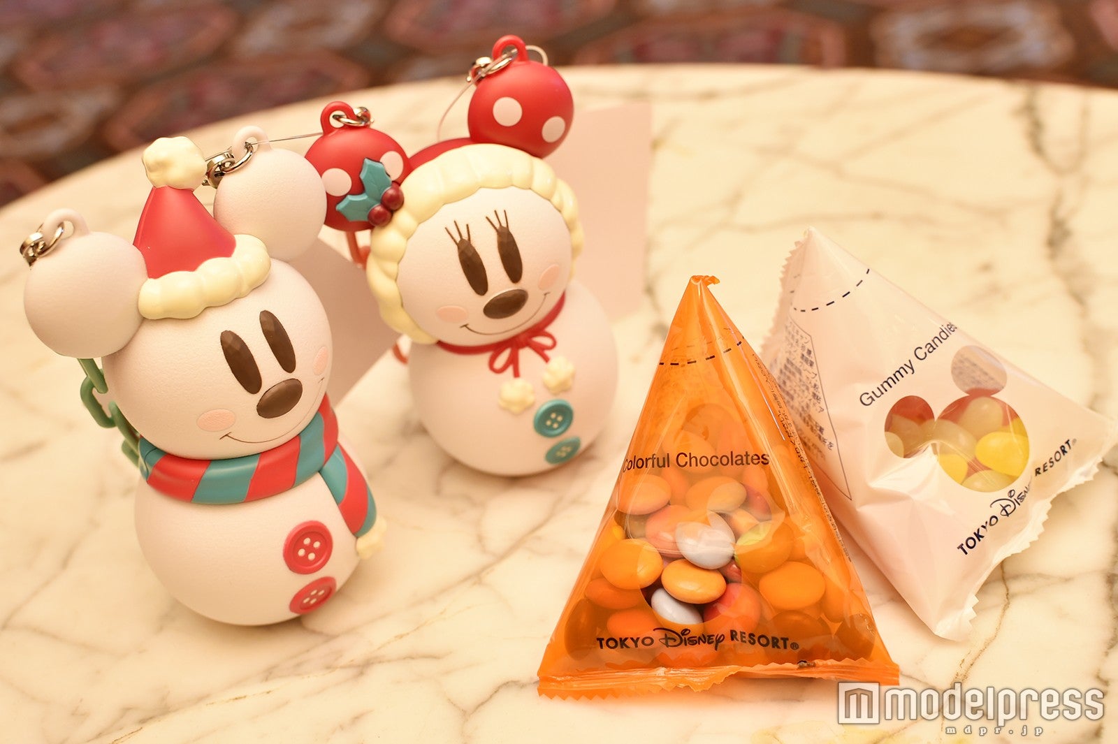 カラフルチョコレートまたはグミキャンディー、ミニスナックケース付き各¥720（C）モデルプレス