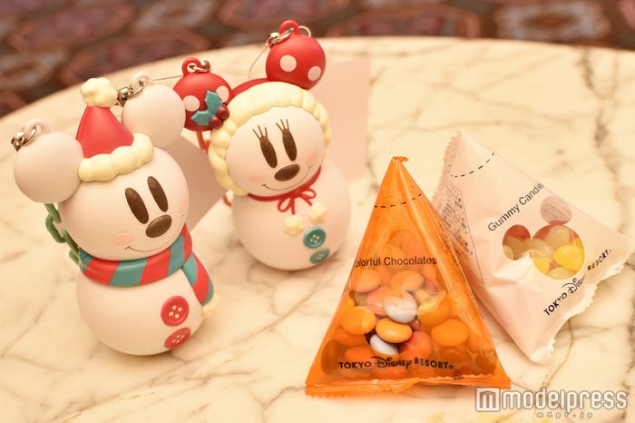 カラフルチョコレートまたはグミキャンディー、ミニスナックケース付き各¥720(C)モデルプレス