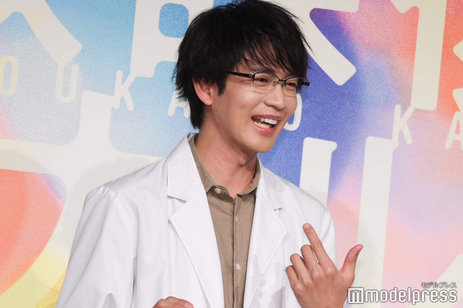 フォトセッションで笑顔を見せて「今、誰？」と自分で突っ込む松下洸平（C）モデルプレス