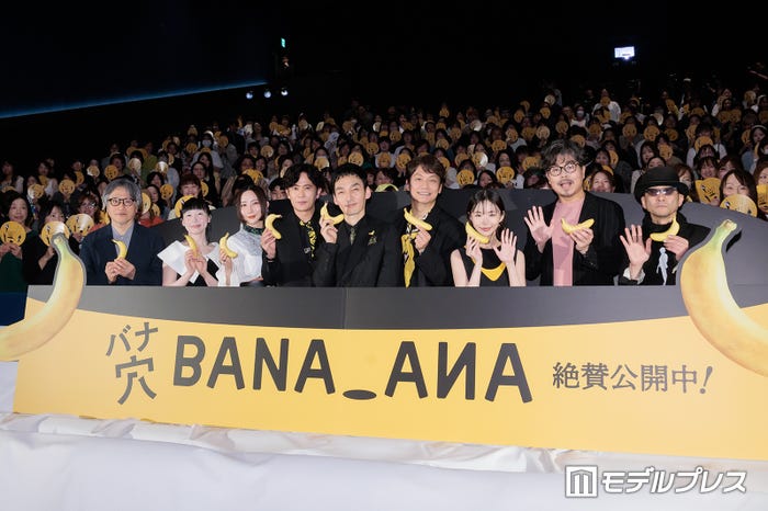 (左から)山内ケンジ監督、鄭亜美、ファーストサマーウイカ、稲垣吾郎、草なぎ剛、香取慎吾、趣里、小澤征悦、吹越満(C)モデルプレス