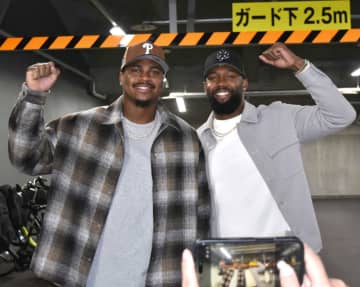 広島・ファビアン 新井監督を「後悔させない」レギュラー明言にはじける“ファビスマイル” モンテロとマツダ訪問