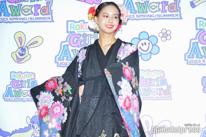 回りながら着物を見せてくれた白河れい(C)モデルプレス