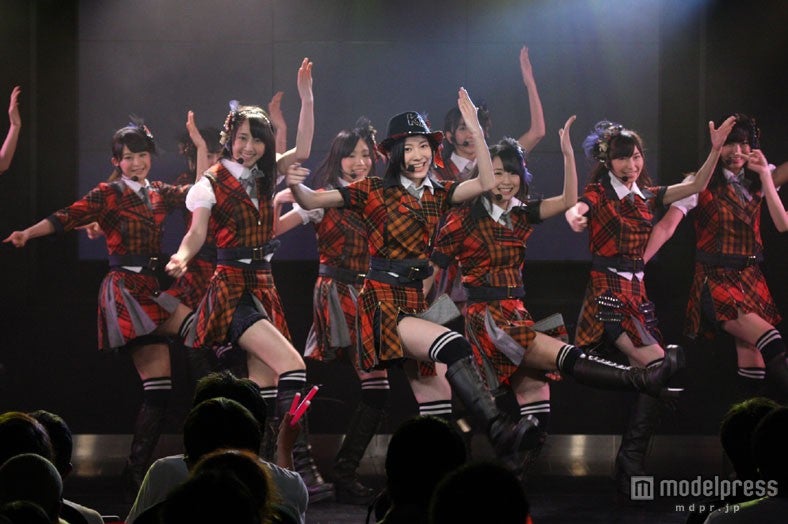 「キスだって左利き」を披露するSKE48（C）AKS