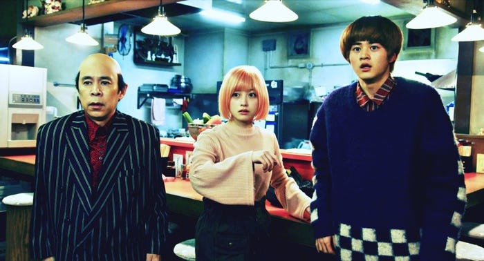 岡村隆史、橋本環奈、鈴鹿央士(C)浅井蓮次・沢田 新・小学館/「バイオレンスアクション」製作委員会