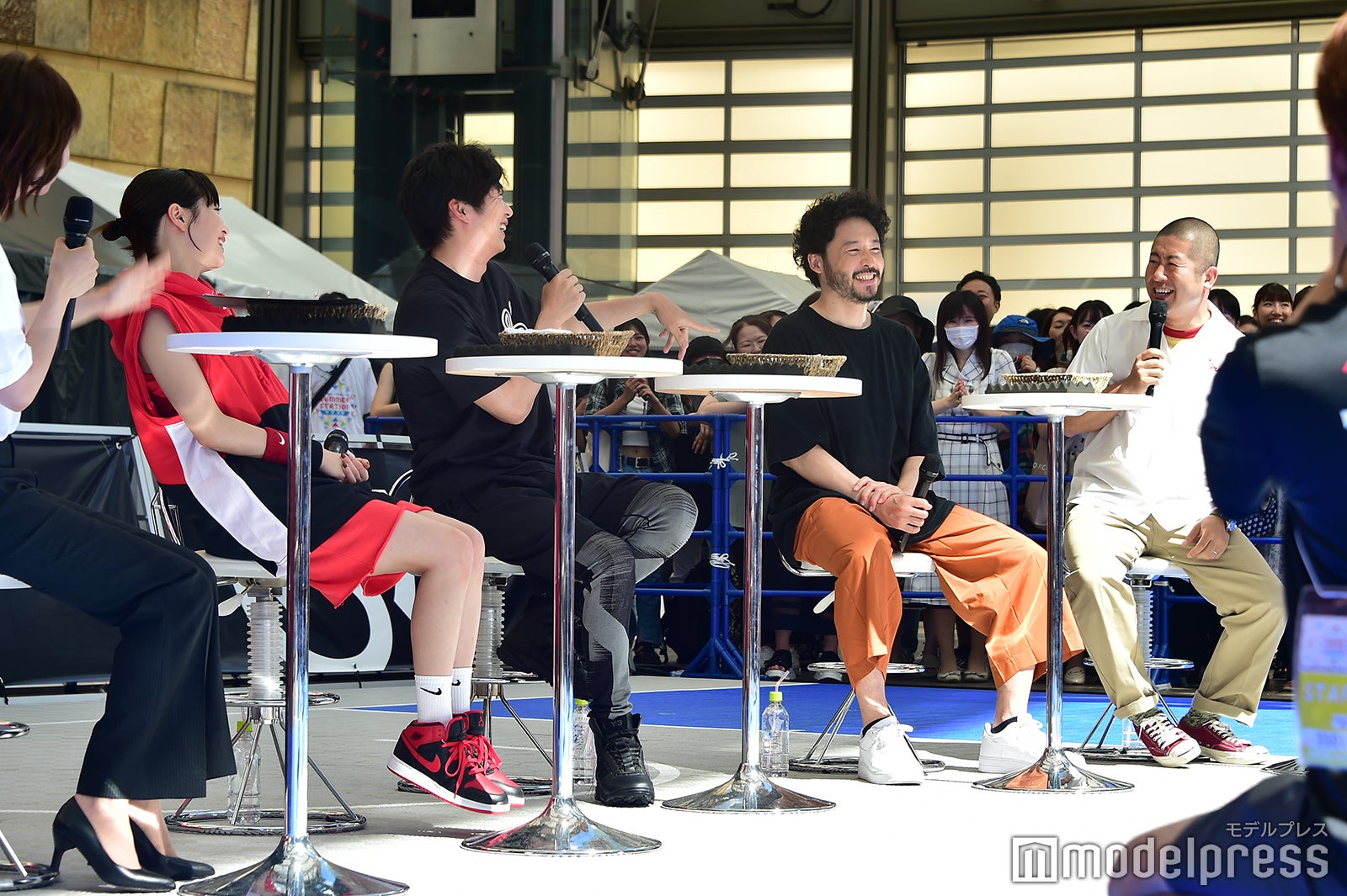 ひとりだけ太陽に照らされている澤部佑にツッコむ田中圭（C）モデルプレス