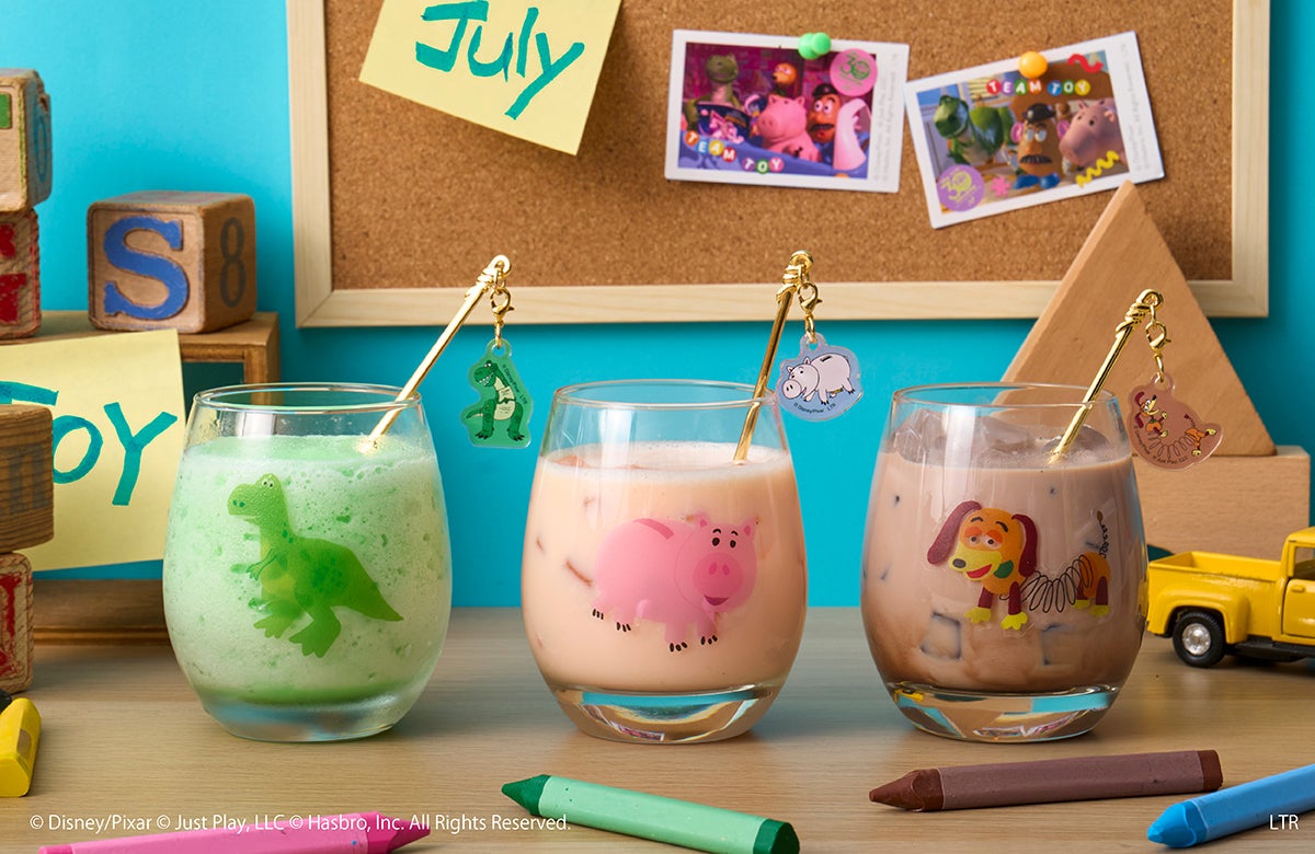 ＜レックス＞メロンスムージー、＜ハム＞ピンクミルク、＜スリンキー・ドッグ＞アイスココア　　各税込990円（C）Disney/Pixar （C）Just Play,LLC Mr.Potato Head &amp; Mrs. Potato Head are trademarks of Hasbro used with permission.  （C）Hasbro. All Rights Reserved.