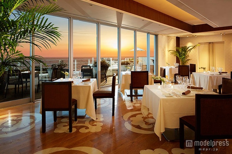 窓がガラス張りなので店内からの夕陽の眺めも抜群／画像提供：オーシャンズクラブ葉山