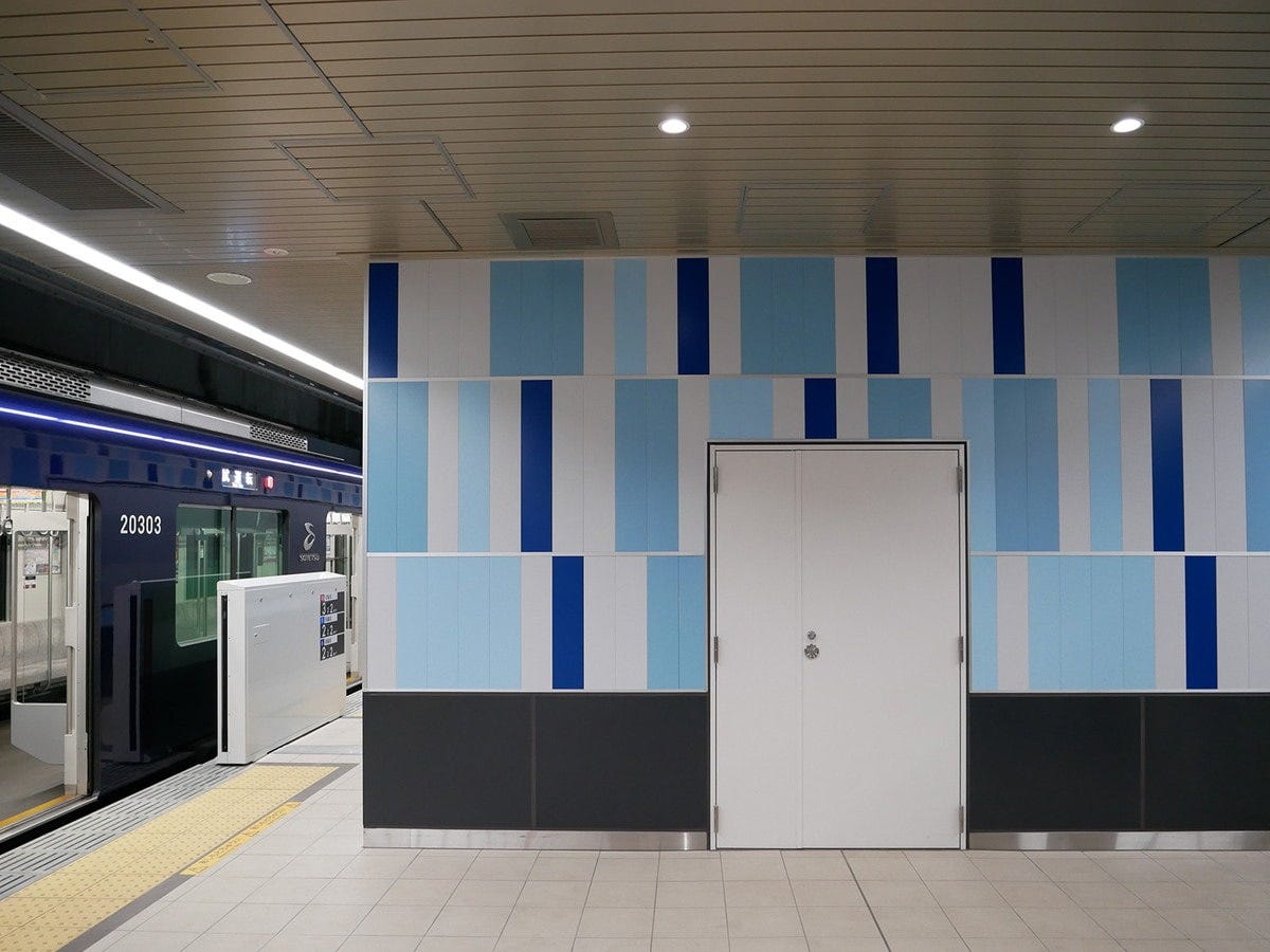 ホームは「川の町」を表現したカラーリング