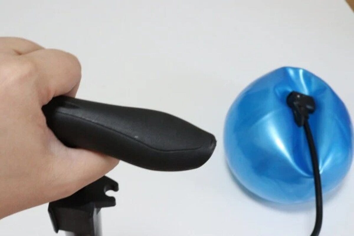 エアーポンプを使って青い浮き輪に空気を入れている手元
