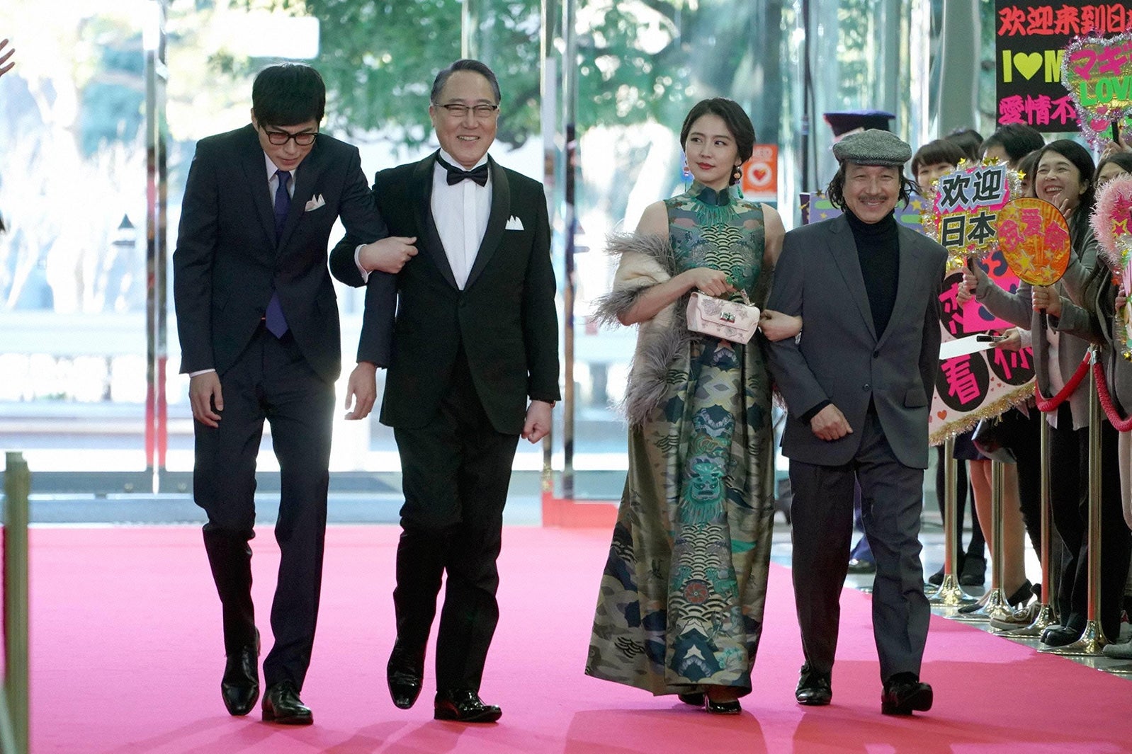 東出昌大、佐野史郎、長澤まさみ、小日向文世／「コンフィデンスマンJP」第4話より（C）フジテレビ