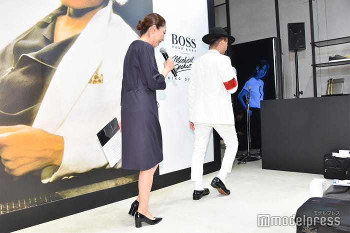 ISSA(右)(C)モデルプレス