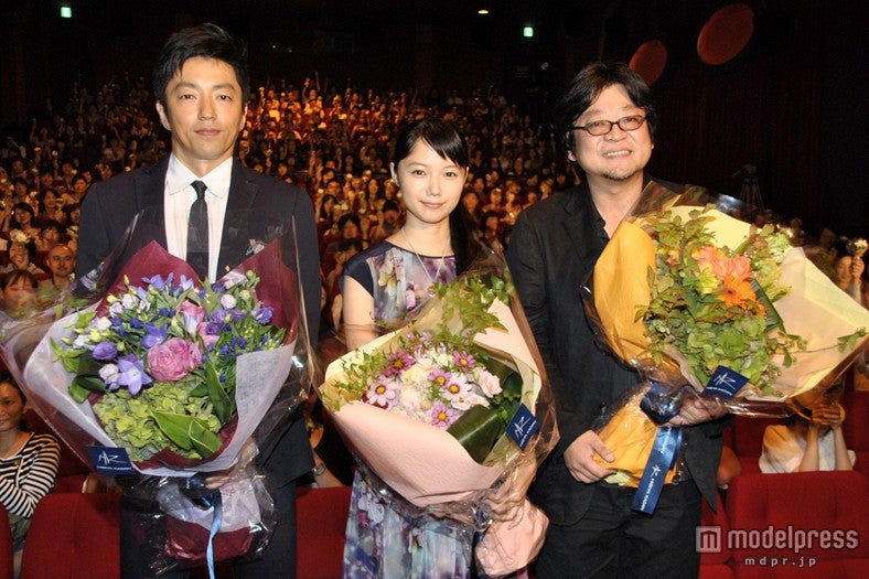 左から：大沢たかお、宮崎あおい、細田守監督