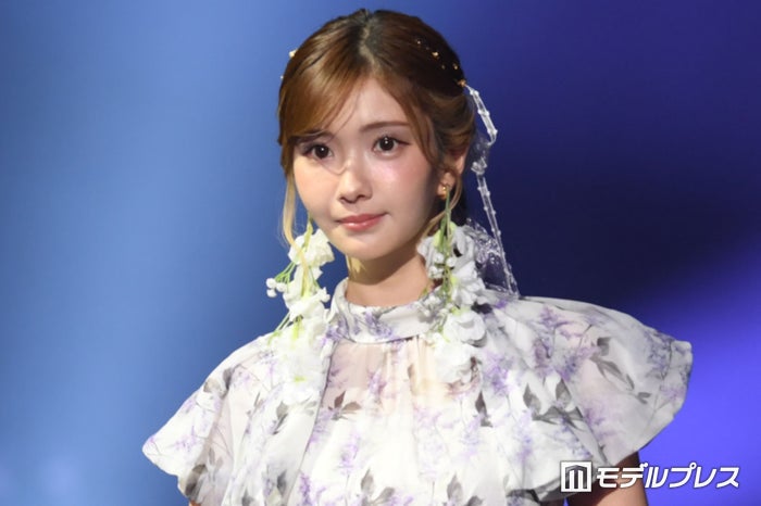 “キャバ嬢から社長に転身”ひめか、ショートヘアから一瞬で変身 花柄ワンピで上品にウォーキング【沖縄コレクション2024】