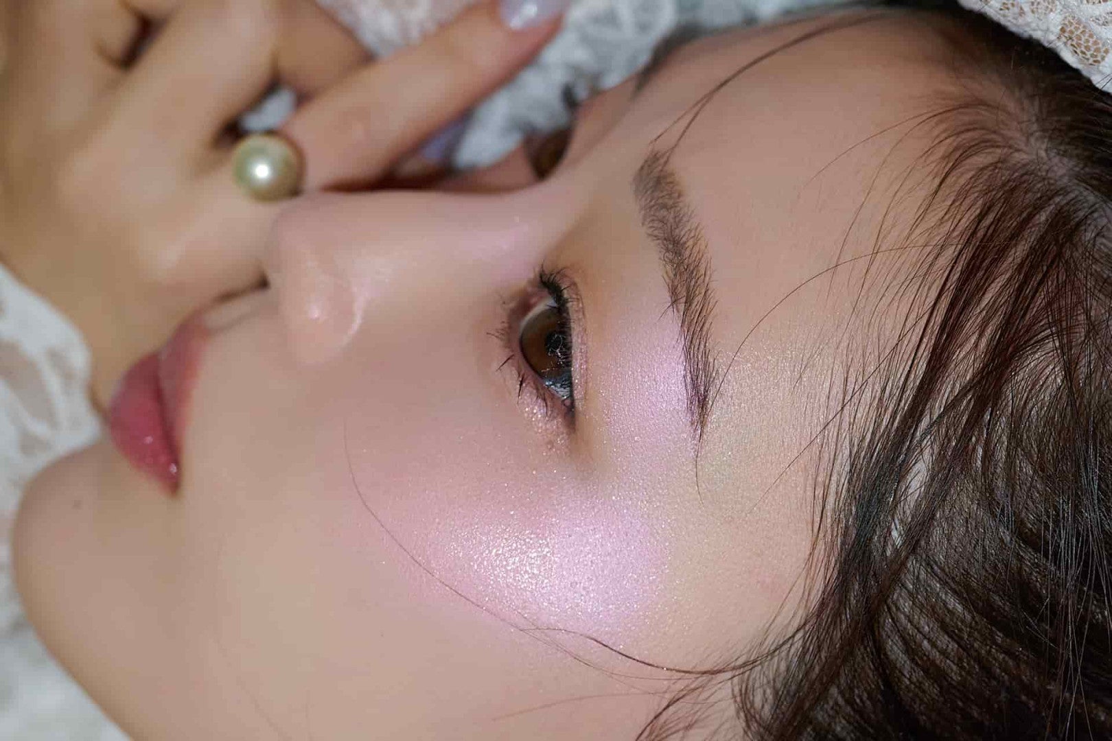 ほの暗な店内でもちゃんと可愛い♡ チーライトを効かせた【テリツヤメイク】の作り方