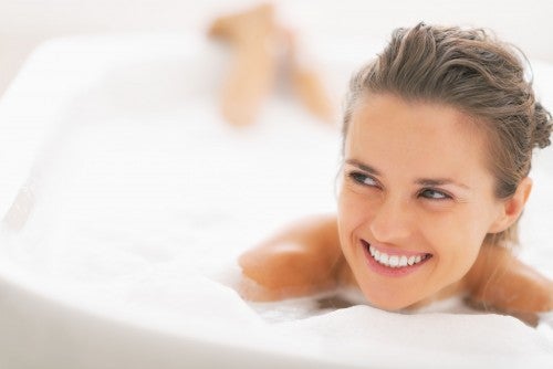 お風呂に入る女性