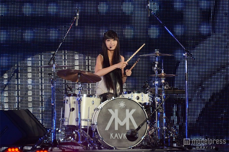 “謎の美人ドラマー”シシド・カフカ、1万人超を前に圧巻パフォーマンス