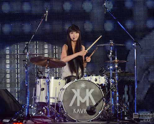 “謎の美人ドラマー”シシド・カフカ、1万人超を前に圧巻パフォーマンス