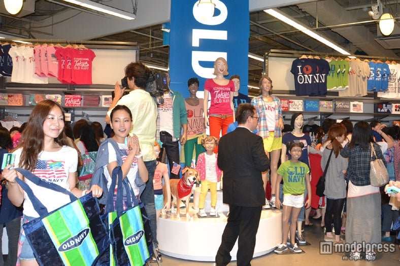 大混雑の店内風景
