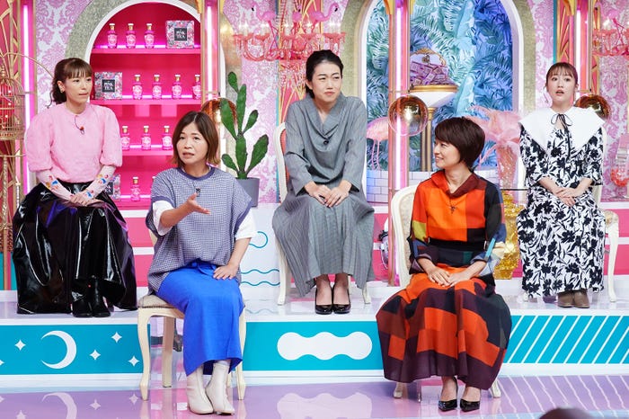 (左から)若槻千夏、大久保佳代子、横澤夏子、住吉美紀、高橋みなみ (C)日本テレビ