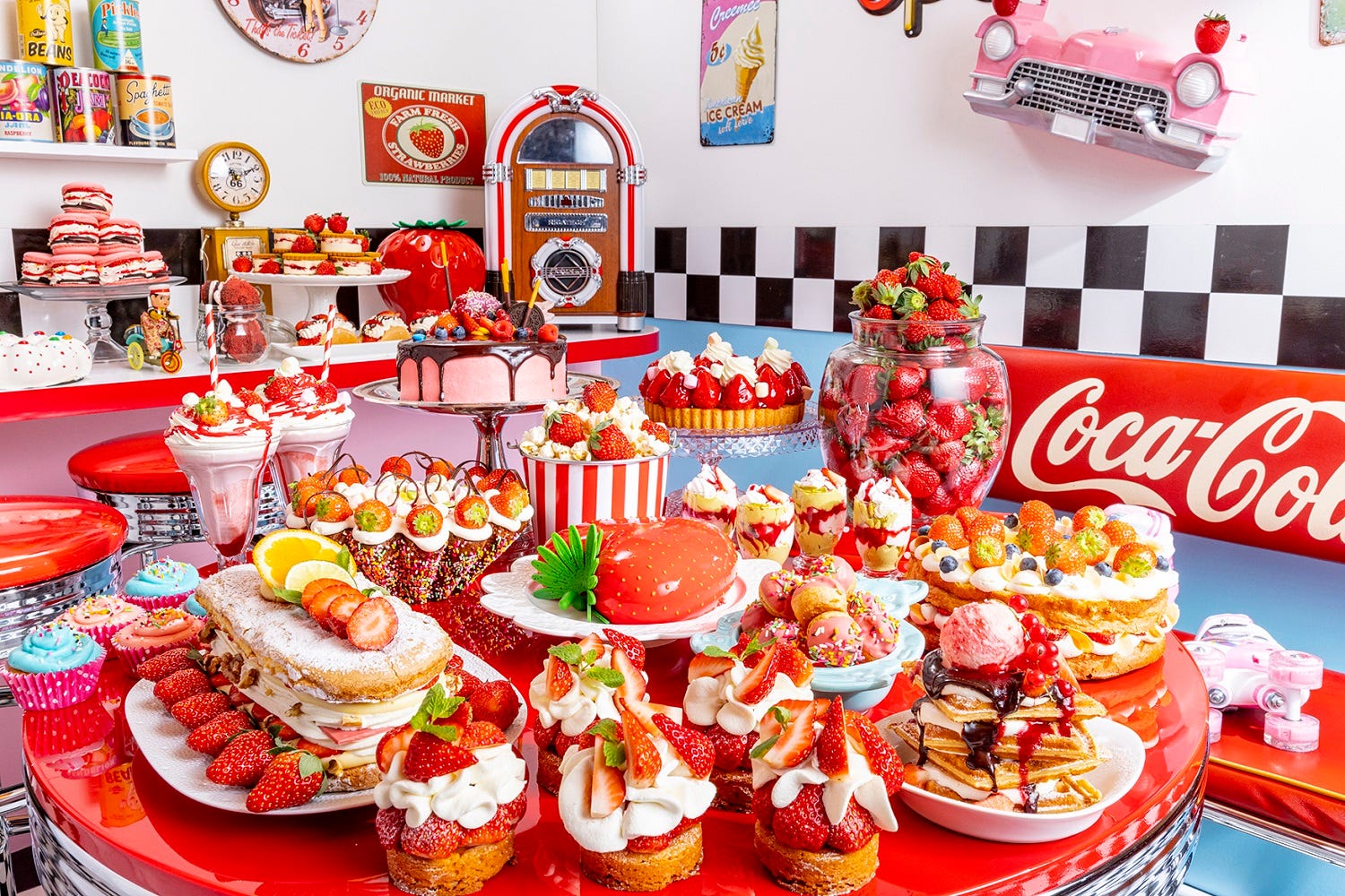 ヒルトン東京「ストロベリー“グルービー”ダイナー」お洒落でレトロな50sムードのいちごスイーツビュッフェ