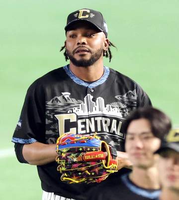 阪神・ドリス アップルウオッチ内蔵！ド派手な球宴用グラブで出場「めちゃくちゃかっこいい」