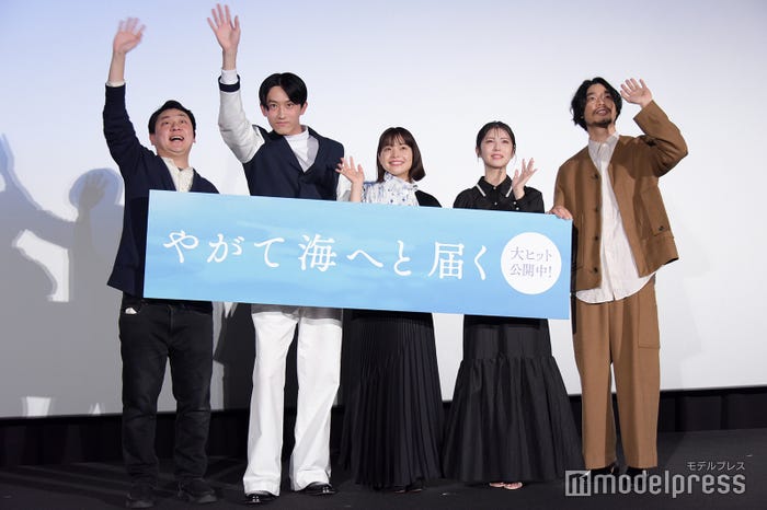 中川龍太郎監督、杉野遥亮、岸井ゆきの、浜辺美波、中崎敏(C)モデルプレス