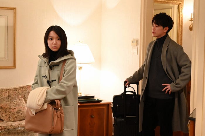 上白石萌音、佐藤健/「恋はつづくよどこまでも」第6話より(C)TBS